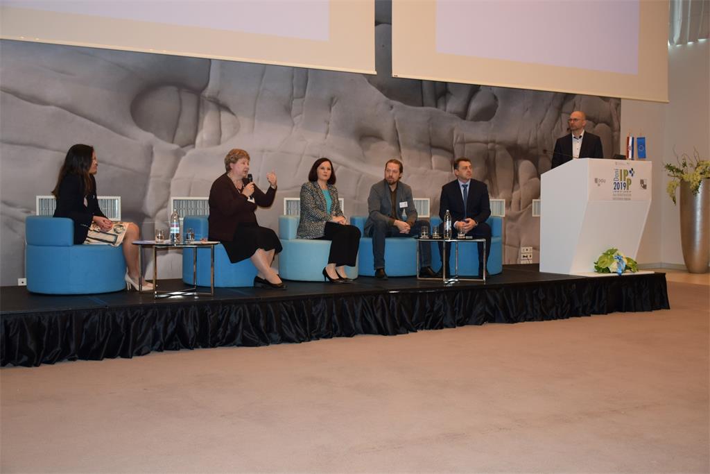 The picture shows the participants of the forum entitled "Everyone can easily find, understand and use spatial data" D. Šantek, V. Kolić, J. Pezo, D. Ravnić and V. Tutiš, and moderator T. Ciceli.